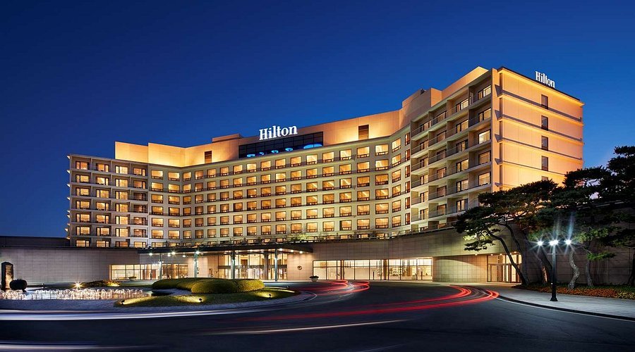 Does the Hilton family still own Hilton Hotels?
